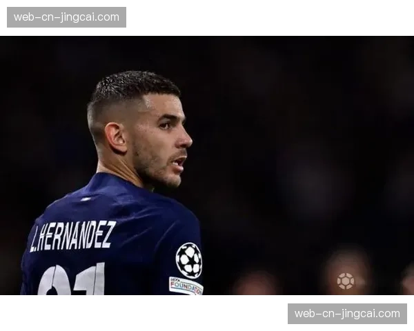 暖心一幕：拜仁球迷拉起支持重伤旧将卢卡斯·埃尔南德斯的横幅