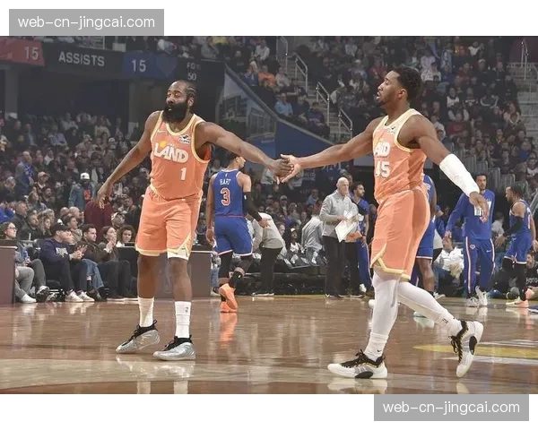 消息：骑士加时胜尼克斯，米切尔47分，两队合计出现30次进攻犯规