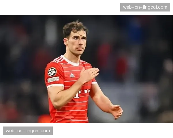 拜仁球员格雷茨卡高举-冠军鹦鹉-绕场庆祝，餐厅装饰品成夺冠吉祥物